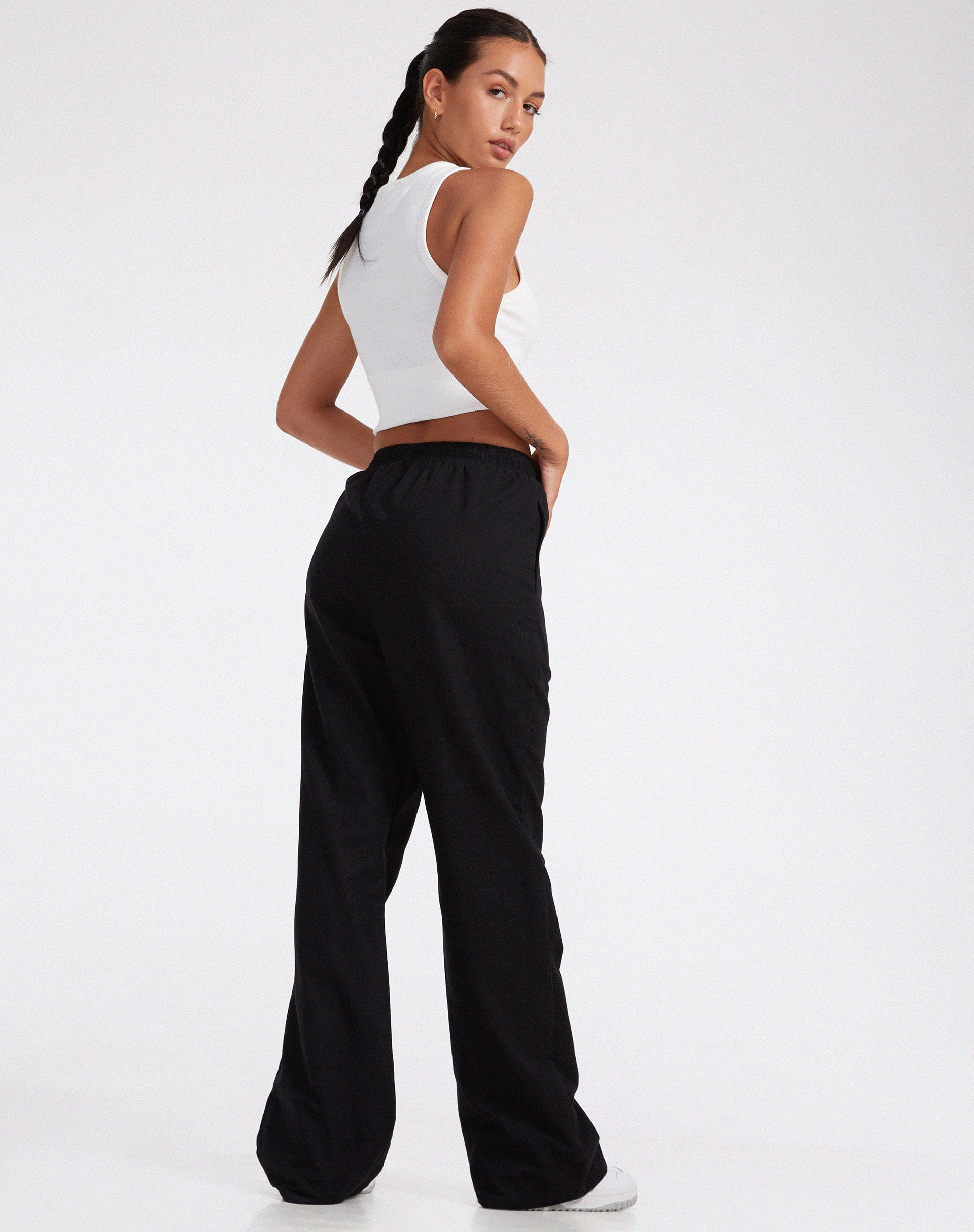 Abbildung der Yara Wide Leg Trouser in Schwarz