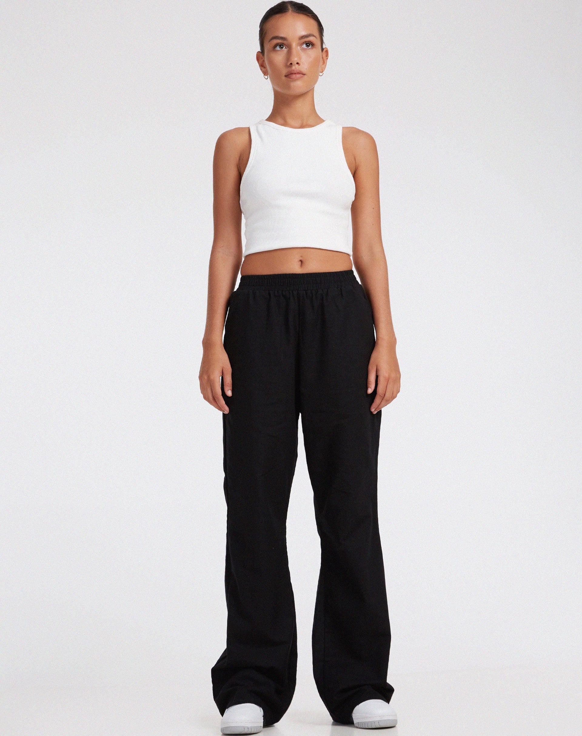 Abbildung der Yara Wide Leg Trouser in Schwarz